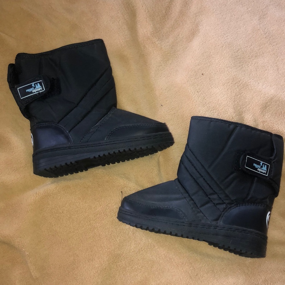 Black Snow Boots ❄️